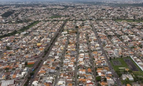 00248259 (1) O Bairro Novo vai ganhar um novo binário, para melhorar o trânsito aos motoristas que passam por algumas das ruas mais movimentadas da região.
- Na imagem, rua Ourizona e rua Nova Aurora, formarão binário no Sítio Cercado. Curitiba, 12/01/2019. Foto: Pedro Ribas/SMCS